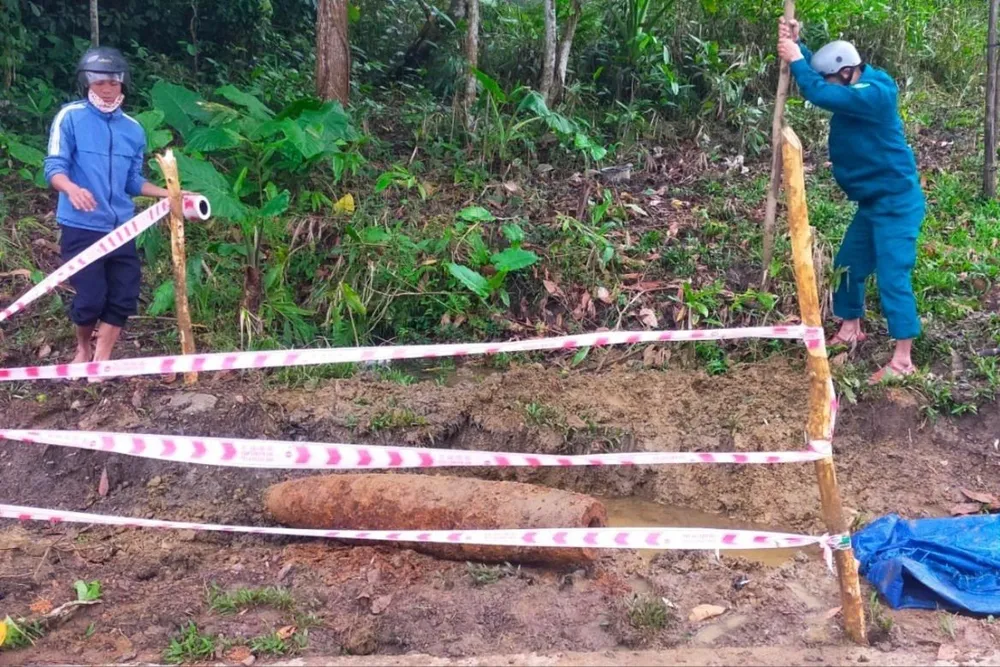 Người dân làm vườn phát hiện quả bom dài 1,6m