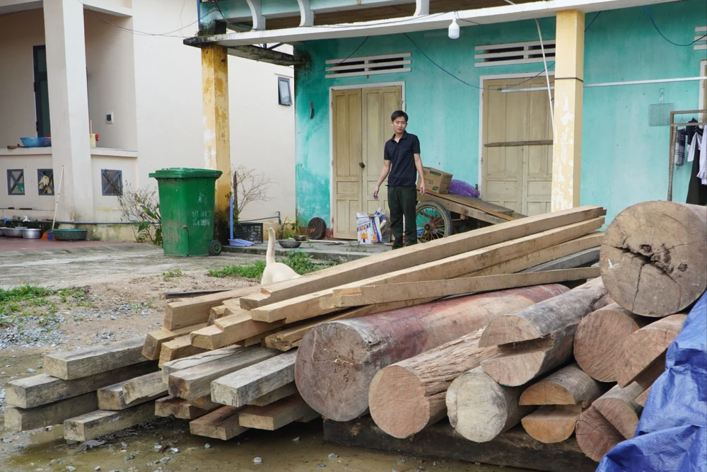 Lực lượng chức năng phát hiện 14 lóng gỗ tròn, 77 hộp, thanh gỗ xẻ. Ảnh: TN go-chua-ro-nguon-goc-trong-nha-truong-phong-noi-vu-3.JPG