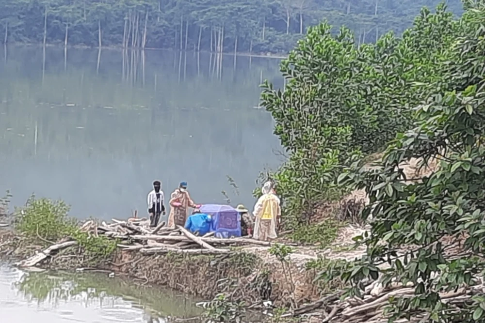 Thi thể người đàn ông bị lũ cuốn được tìm thấy sau 13 ngày mất tích. Ảnh: TN Thi thể người đàn ông bị lũ cuốn được tìm thấy sau 13 ngày mất tích