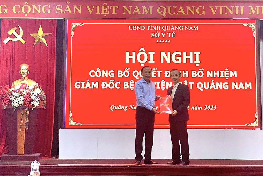 Nguyên Phó Giám đốc Sở Y tế Dương Ngọc Vinh được bổ nhiệm làm Giám đốc Bệnh viện mắt tỉnh Quảng Nam. Ảnh: TN Nguyên Phó Giám đốc Sở Y tế Dương Ngọc Vinh được bổ nhiệm làm Giám đốc Bệnh viện mắt tỉnh Quảng Nam