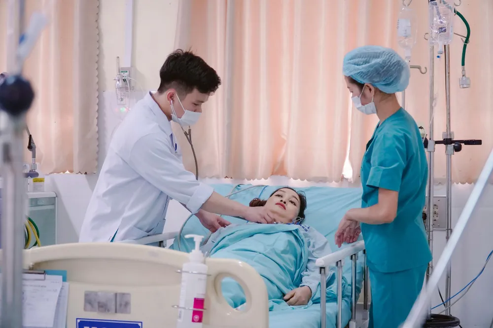 Bác sĩ thay huyết tương cứu sống nữ bệnh nhân có máu đục như sữa. Ảnh: BV máu đục như sữa