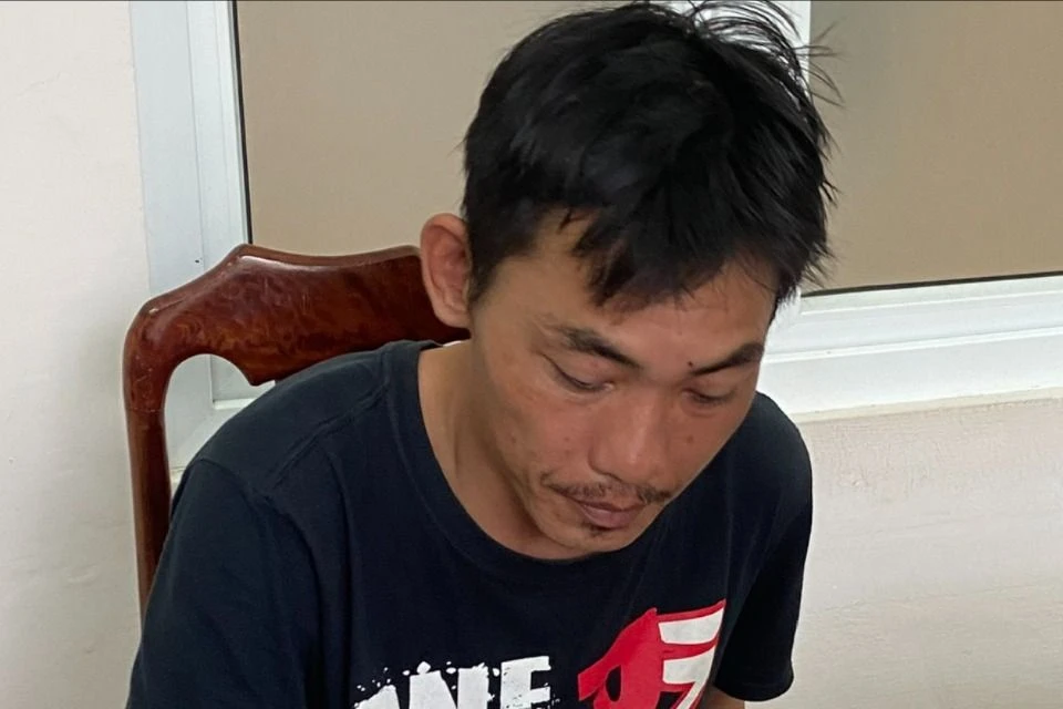 Nghi phạm cướp tiền nhân viên cây xăng bị bắt. Ảnh: CA cướp tiền nhân viên cây xăng