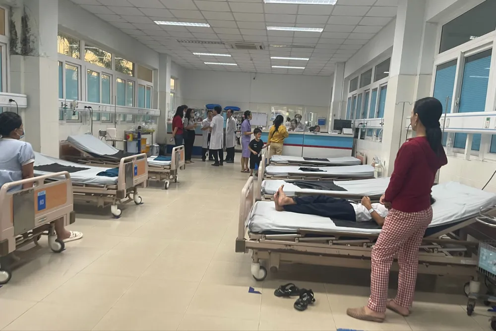 Nhiều học sinh nhập viện sau khi ăn 'thức ăn lạ' do một người phụ nữ tặng. Ảnh: CTV Nhiều học sinh nhập viện sau khi ăn 'thức ăn lạ' do một người phụ nữ tặng