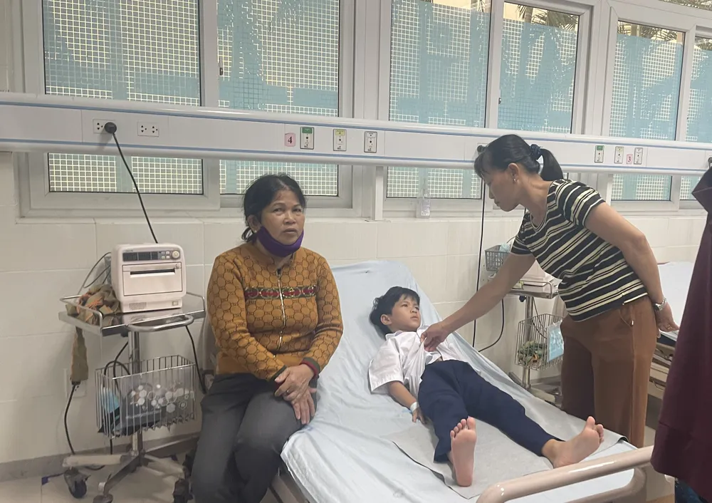 Học sinh nhập viện có biểu hiện đau bụng, buồn nôn. Ảnh: CTV hoc-sinh-nhap-vien-sau-khi-an-thuc-an-la-3.jpg