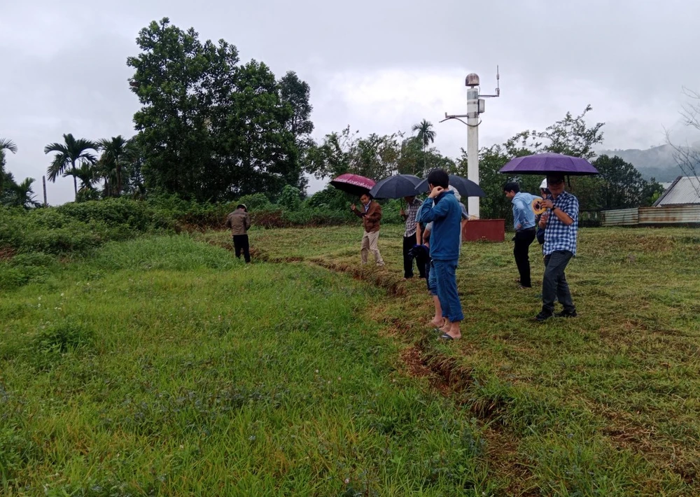 Xuất hiện vết nứt kéo dài gần 50m