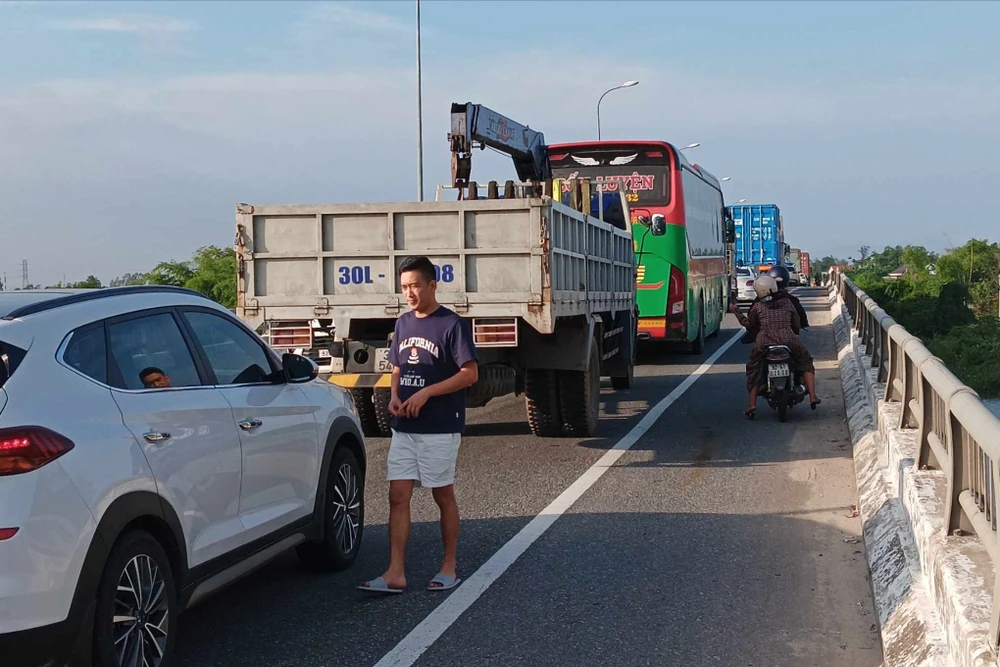 Ô tô các loại nối đuôi nhau kéo dài hơn 2km ở hai đầu vị trí xảy ra vụ tai nạn. Ảnh: TN ket-xe-keo-dai-1.jpg