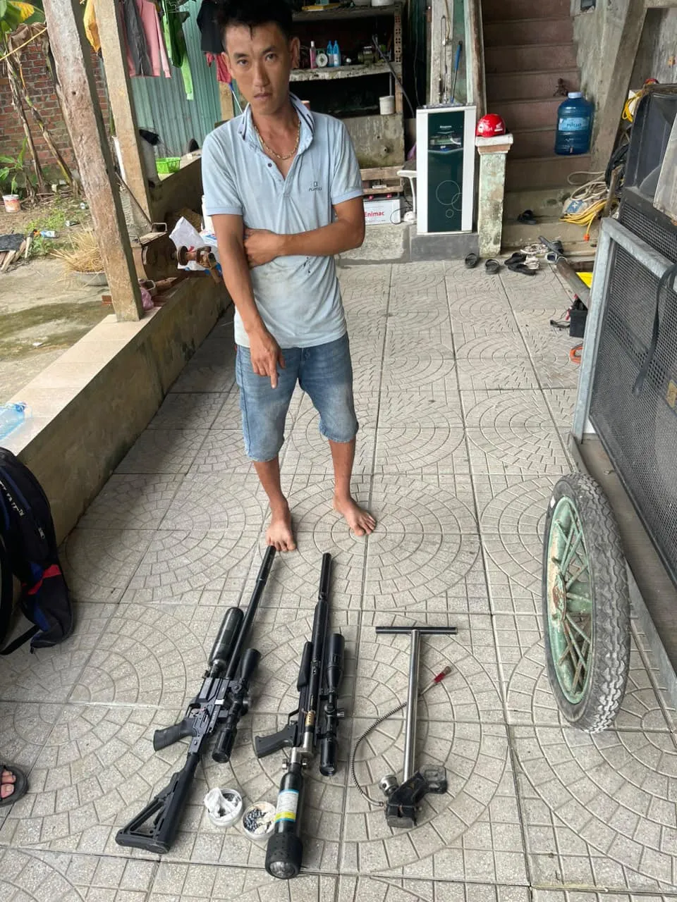 Mạnh test thử súng làm đạn lạc găm trúng ngực người phụ nữ