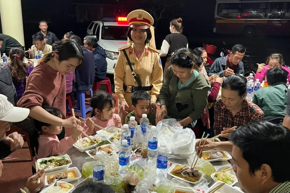 CSGT mua cơm phục vụ hàng chục hành khách trên xe. Ảnh: TN