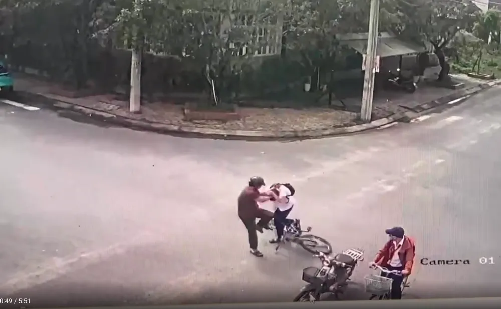 Phan Thượng Mỹ đánh học sinh lớp 9 nhập viện lãnh án 2 năm tù treo. Ảnh: Cắt từ clip