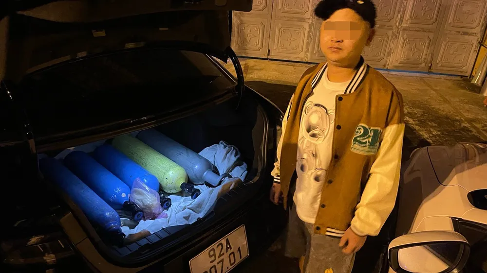 Chặn ô tô kiểm tra, cảnh sát phát hiện kho khí cười khủng