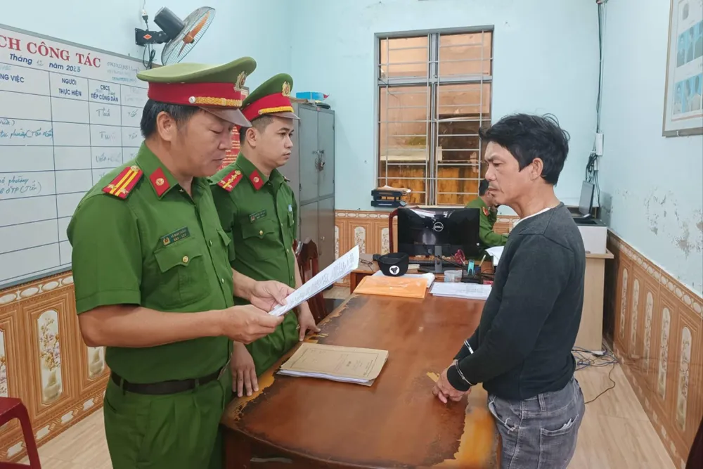 Châu bị bắt cướp tài sản, giữ người và hiếp dâm người tình cũ