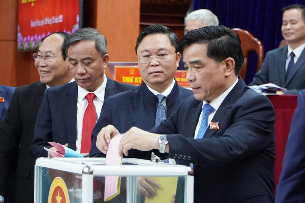 Phó Bí thư Thường trực Tỉnh ủy Lê Văn Dũng (đang bỏ phiếu) được Bộ Chính trị phân công điều hành Đảng bộ tỉnh Quảng Nam