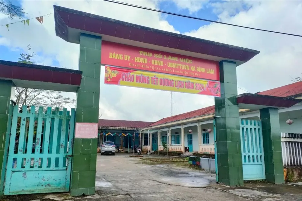 <b>300 con gà giống Nhà nước hỗ trợ</b> ở nhà mẹ ruột chủ tịch xã Bình Lâm