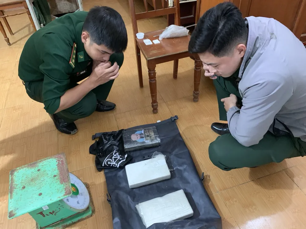Người dân nhặt được gần 3kg ma túy trôi dạt vào bờ biển tỉnh Quảng Ngãi. Ảnh: BP Người dân nhặt được gần 3kg ma túy trôi dạt vào bờ biển tỉnh Quảng Ngãi. Ảnh: BP