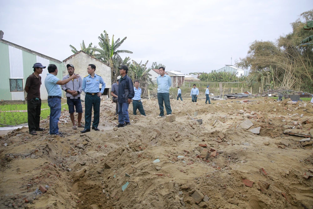 Sư đoàn Không quân 372 đã hỗ trợ, đền bù cho các hộ dân bị ảnh hưởng do vụ máy bay Su-22 rơi. Ảnh: TN sua-lai-nha-cho-nguoi-dan-vu-may-bay-su-22-roi-13-9123-6050.jpg