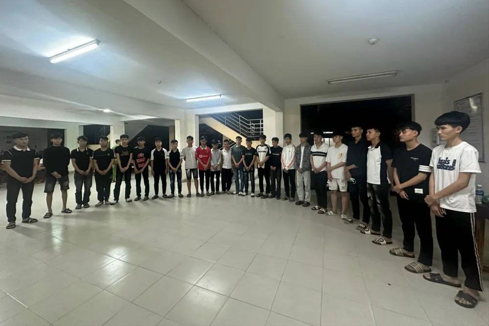 25 thanh niên đi trên 10 xe máy vô cớ xông vào quán đuổi đánh khách. Ảnh: CA vo-co-xong-vao-quan-duoi-danh-khach-1.jpg
