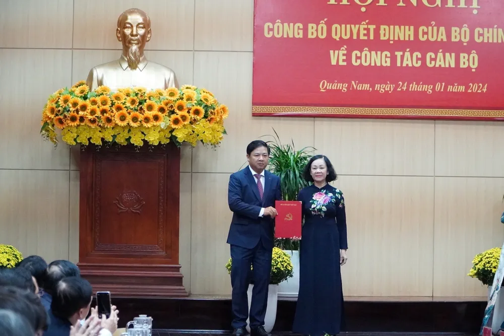 Thường trực Ban Bí thư trao quyết định cho ông Lương Nguyễn Minh Triết. Ảnh: TN