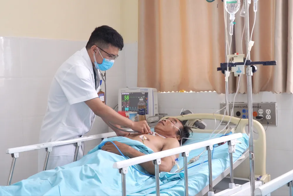 Ba ngư dân nhập viện do ăn cá nóc. Ảnh: TN