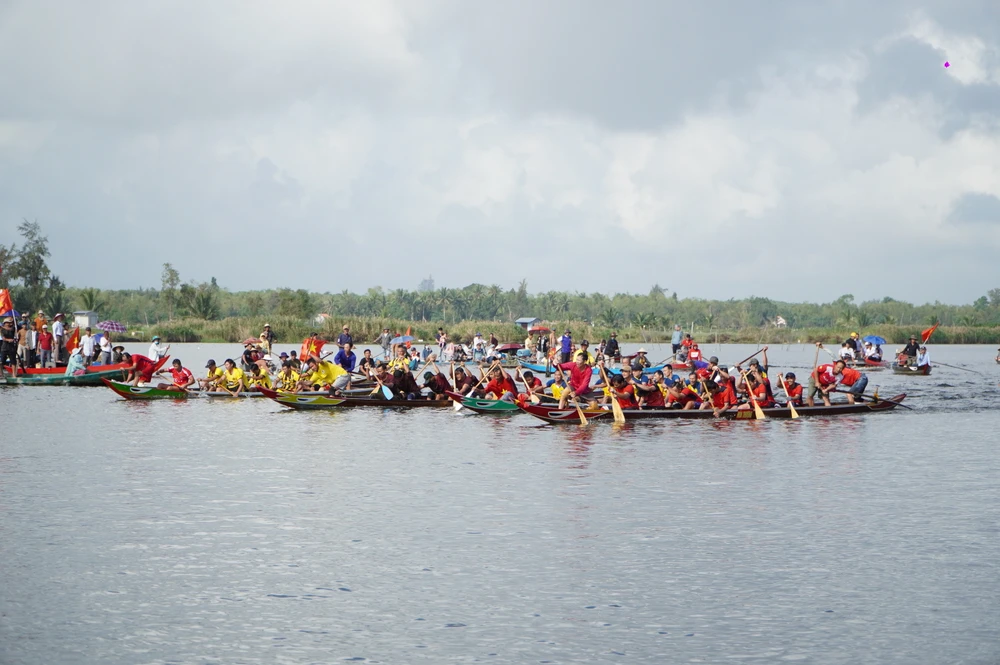 Đua thuyền xóm Đình