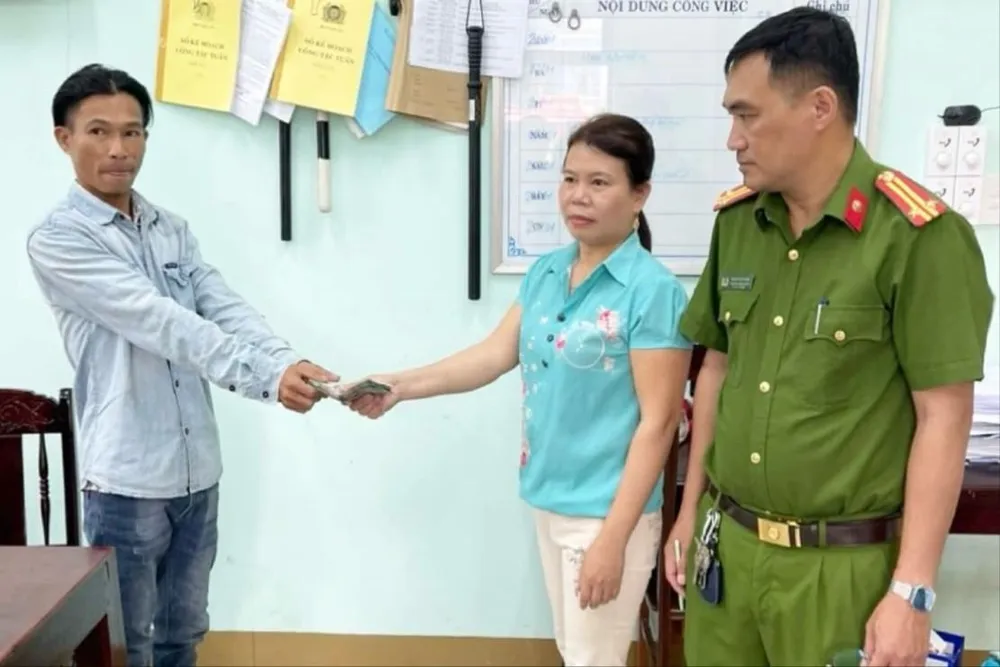 Chị Lũy bán vé số dạo đã nhặt được 50 triệu của anh Cường và trao trả lại. Ảnh: CA Bà Luỹ bán vé số dạo đã nhặt được 50 triệu của anh Cường. Ảnh: CA