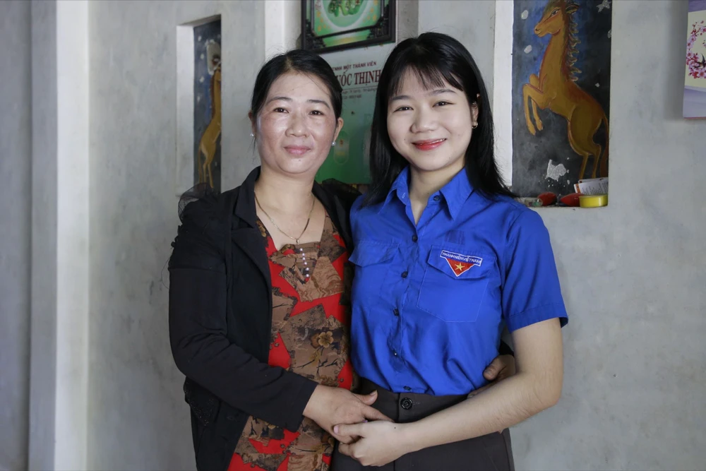 Chị Thanh Hằng tự nguyện viết đơn tham gia nghĩa vụ quân sự. Ảnh: TN nghĩa vụ quân sự