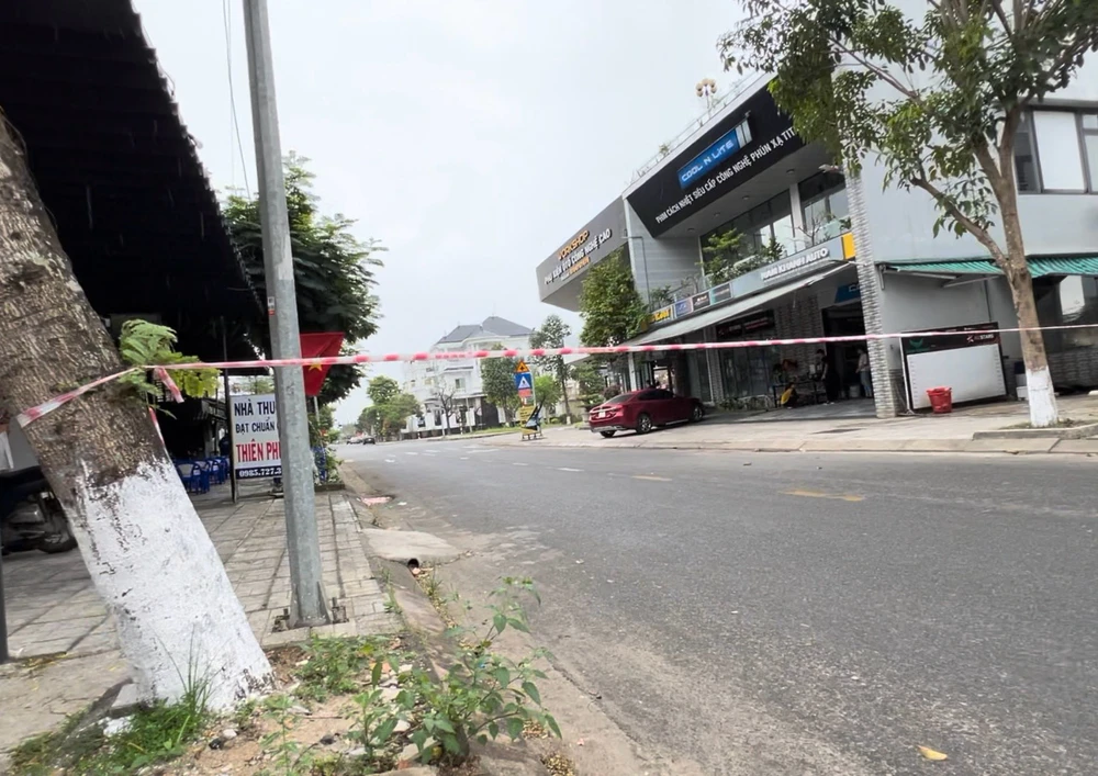 cong-an-phong-toa-duong-vao-nha-Chu-tich-UBND-tinh-Quang-Ngai-1.jpeg