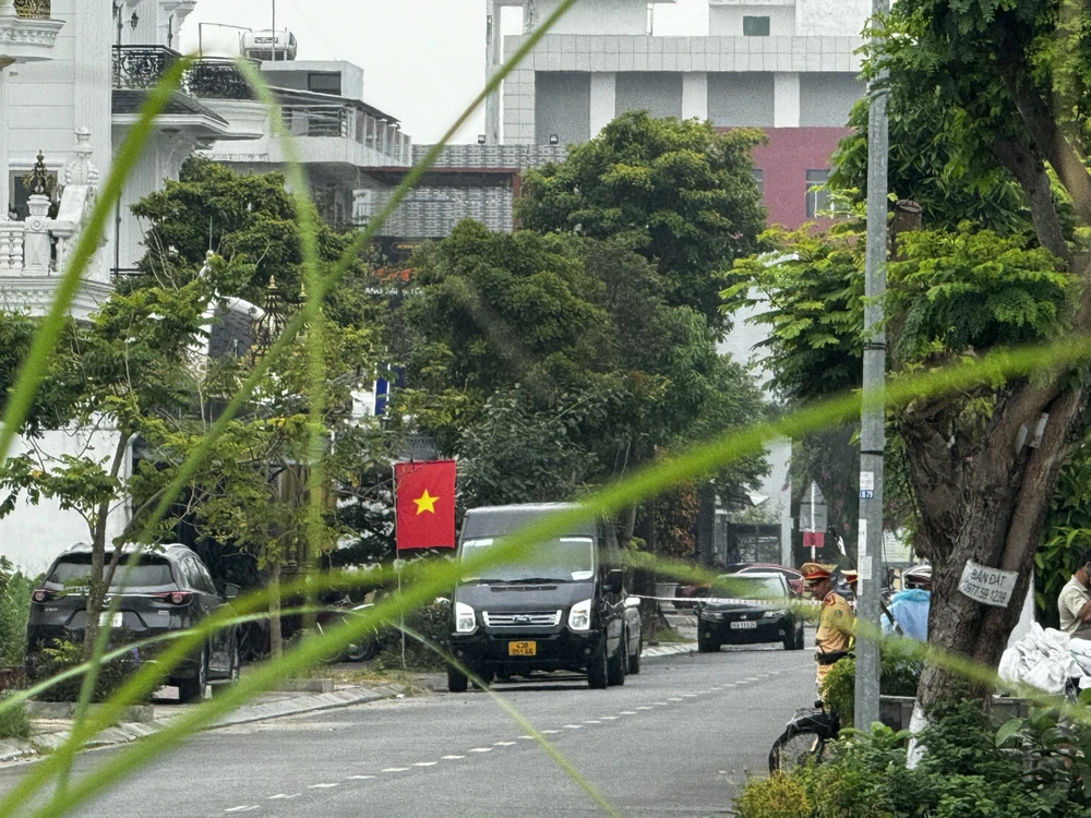 Công an phong toả các tuyến đường vào khu vực nhà ông Đặng Văn Minh, Chủ tịch UBND tỉnh Quảng Ngãi. Công an phong toả các tuyến đường vào khu vực nhà ông Đặng Văn Minh, Chủ tịch UBND tỉnh Quảng Ngãi