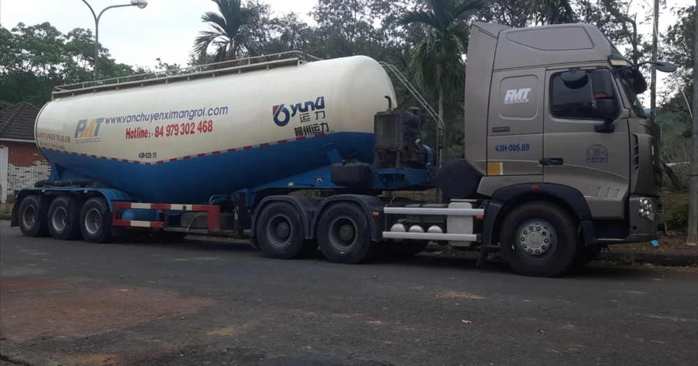 Tổ tuần tra tạm giữ hai chiếc xe vi phạm để tham mưu Trưởng phòng CSGT xử phạt. Ảnh: CA bi-tuoc-giay-phep-van-lai-xe-vi-pham-chay-qua-toc-do-1.jpeg