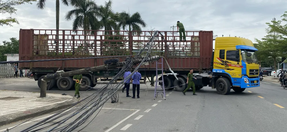 Xe đầu kéo quay đầu vô tình vướng vào đường dây, làm gãy 4 trụ khiến 300 hộ dân mất điện. Ảnh: CTV