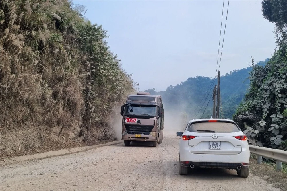 Đường vừa bụi vừa chật hẹp, hai xe tránh nhau khó khăn. Ảnh: TN quoc-lo-14D-tan-nat-1.jpeg