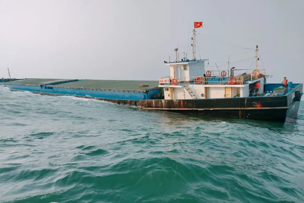 Tàu Giang Anh 18 chở gần 3.000 tấn xi măng sắp chìm trên biển. Ảnh: BĐBP