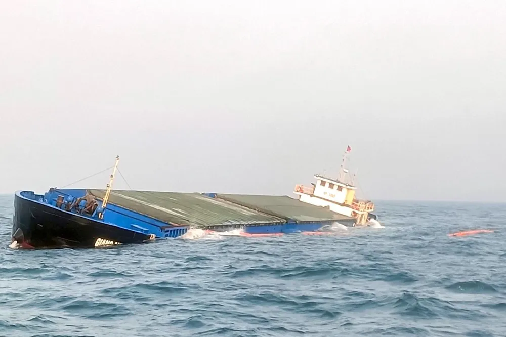 Hiện trạng tàu chở gần 3.000 tấn xi măng gặp nạn trên vùng biển Cù Lao Chàm. Ảnh: BĐBP