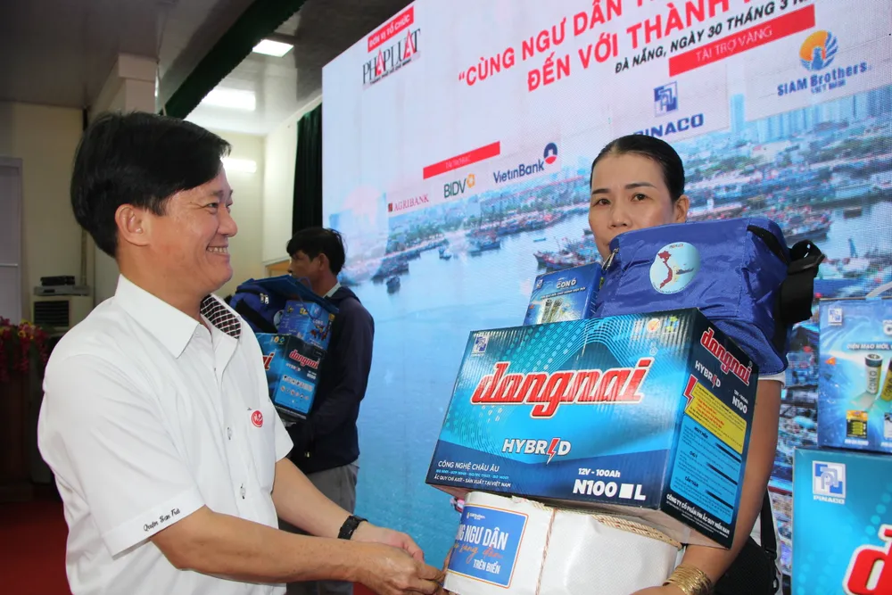 cung-ngu-dan-thap-sang-den-tren-bien-11.JPG