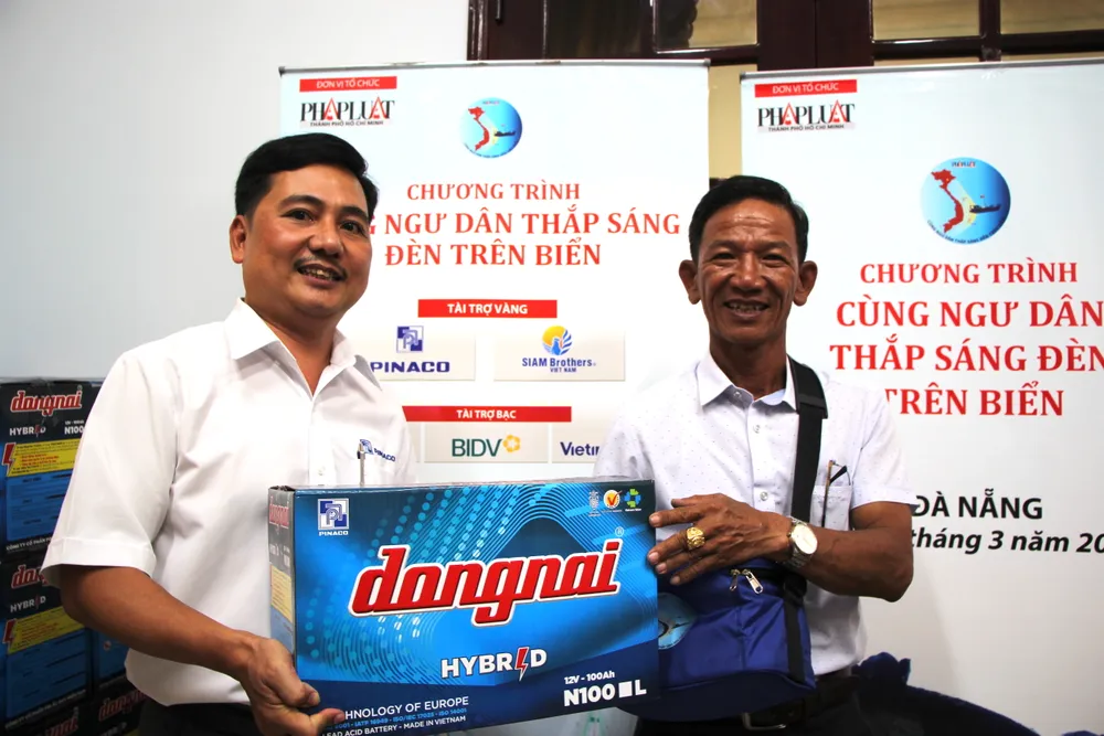 cung-ngu-dan-thap-sang-den-tren-bien-12.JPG