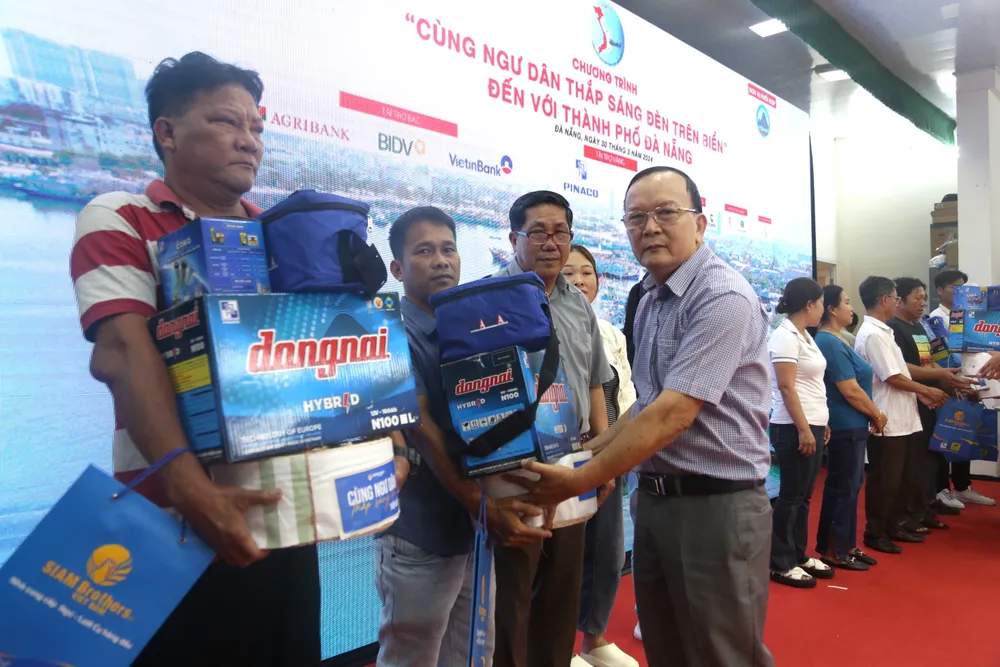 cung-ngu-dan-thap-sang-den-tren-bien-3.JPG