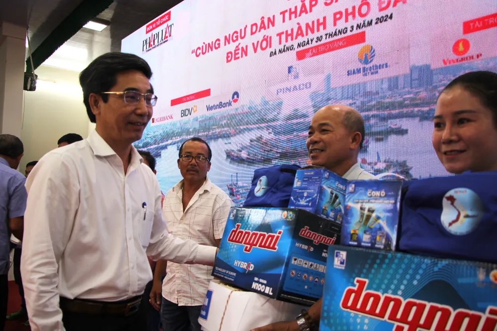 cung-ngu-dan-thap-sang-den-tren-bien-5.JPG