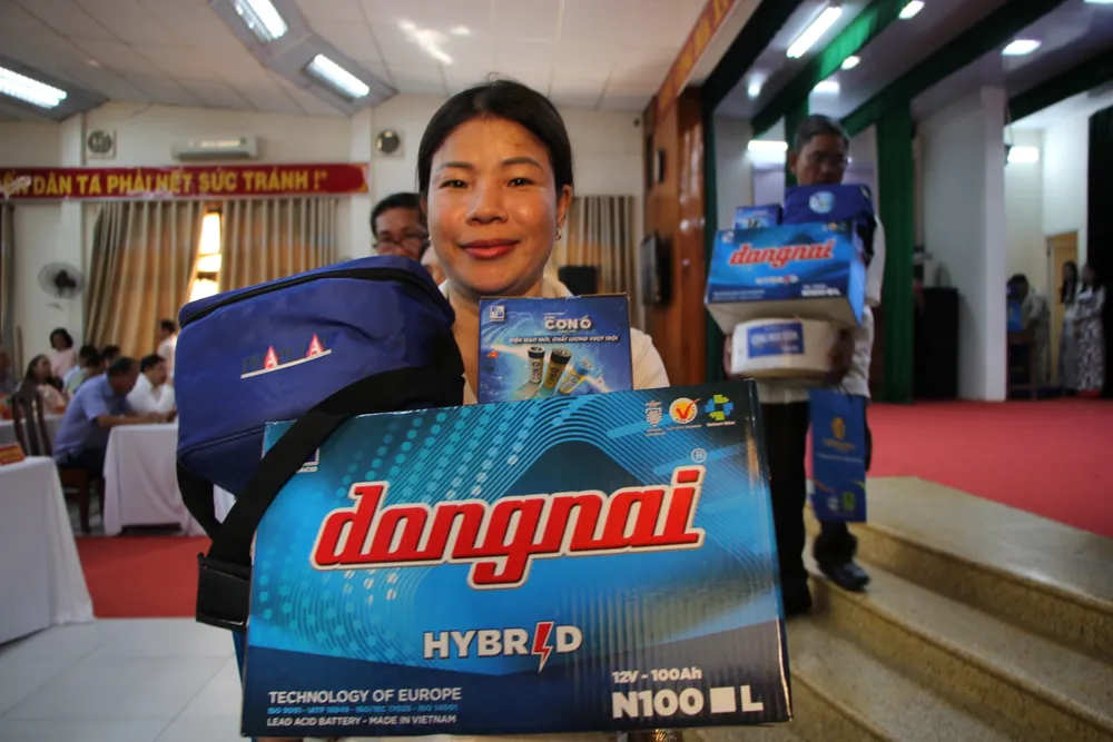 cung-ngu-dan-thap-sang-den-tren-bien-8.JPG