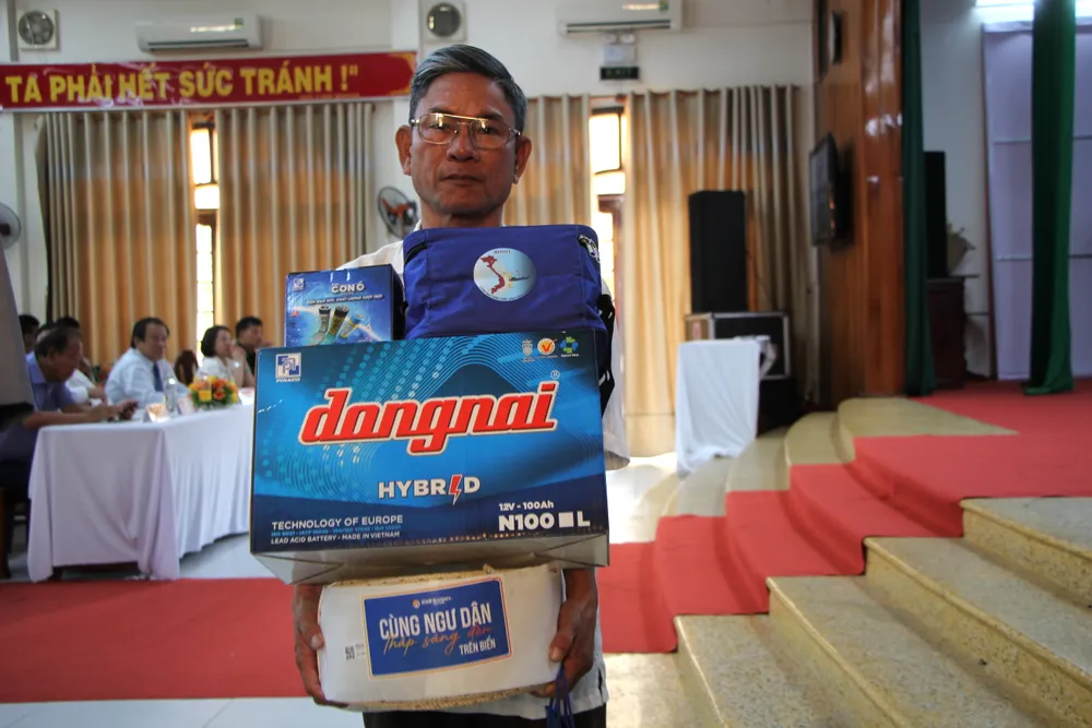 cung-ngu-dan-thap-sang-den-tren-bien-9.JPG