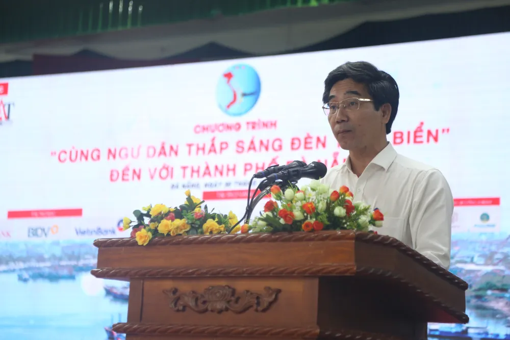 cung-ngu-dan-thap-sang-den-tren-bien-tai-Da-Nang-2.JPG