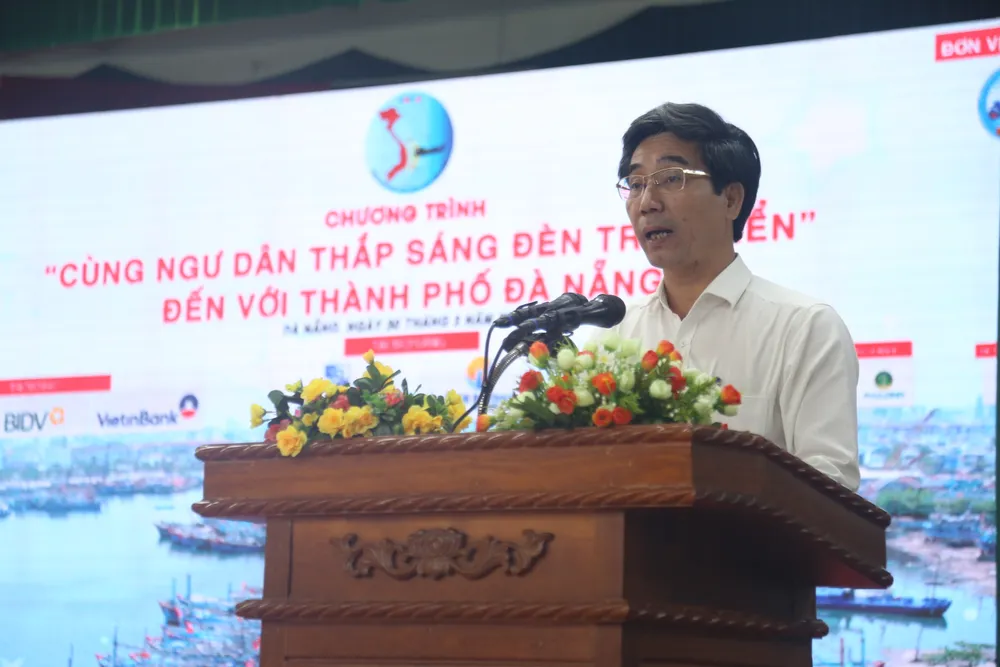 Ông Trần Chí Cường, Phó Chủ tịch UBND TP Đà Nẵng. cung-ngu-dan-thap-sang-den-tren-bien-tai-Da-Nang-3.JPG