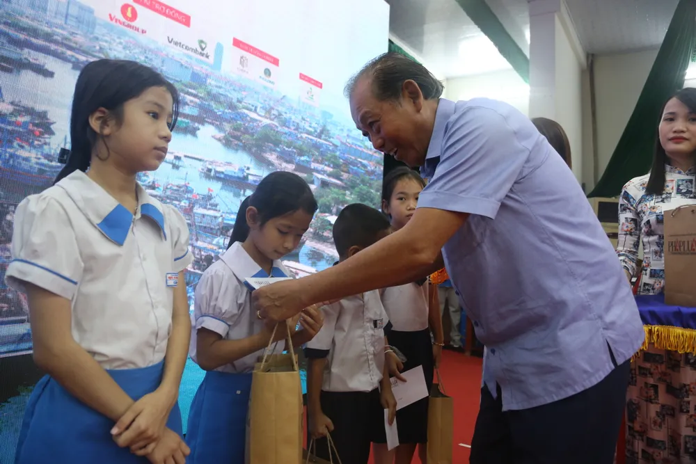 Nguyên Uỷ viên Bộ Chính trị, nguyên Phó Thủ tướng Thường trực Chính phủ Trương Hoà Bình, tặng quà cho học sinh. cung-ngu-dan-thap-sang-den-tren-bien-tai-Da-Nang-4.JPG