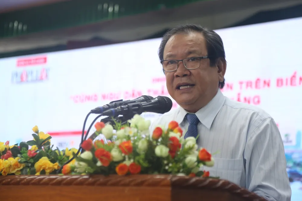 Ông Mai Ngọc Phước, Tổng Biên tập Báo Pháp Luật TP.HCM, phát biểu. Đang diễn ra Chương trình 'Cùng ngư dân thắp sáng đèn trên biển' tại TP Đà Nẵng