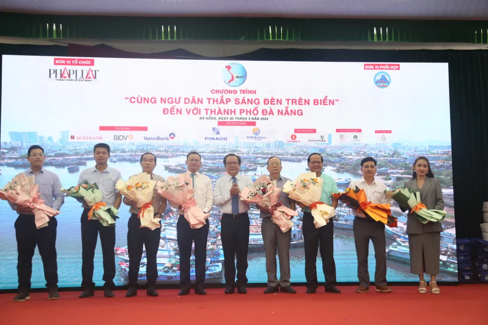 cung-ngu-dan-thap-sang-den-tren-bien-tai-Da-Nang-7.JPG