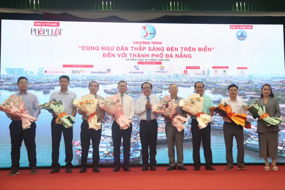 Ông Mai Ngọc Phước tặng hoa tri ân các nhà tài trợ. cung-ngu-dan-thap-sang-den-tren-bien-tai-Da-Nang-7.JPG