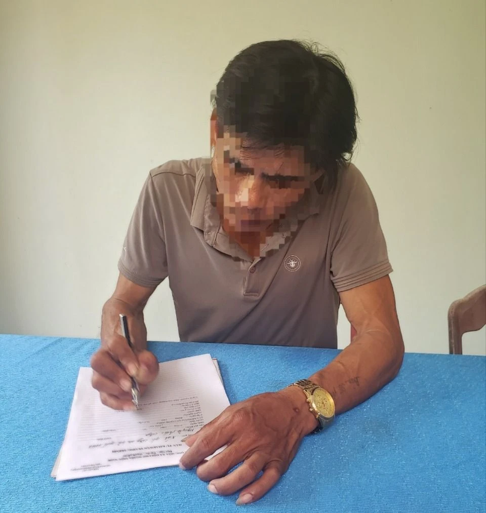 Công an mời gã đàn ông đánh vợ hờ dã man đến làm việc. Ảnh: PT