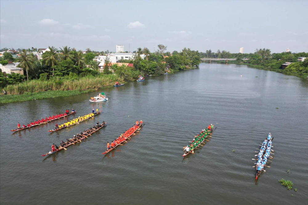 Giải đua thuyền truyền thống nam, các đội khiếu kiện, khiếu nại nên hai ngày sau ban tổ chức mới công bố kết quả. Ảnh: TN dua-thuyen-tam-ky-mua-hoa-sua-1.jpeg
