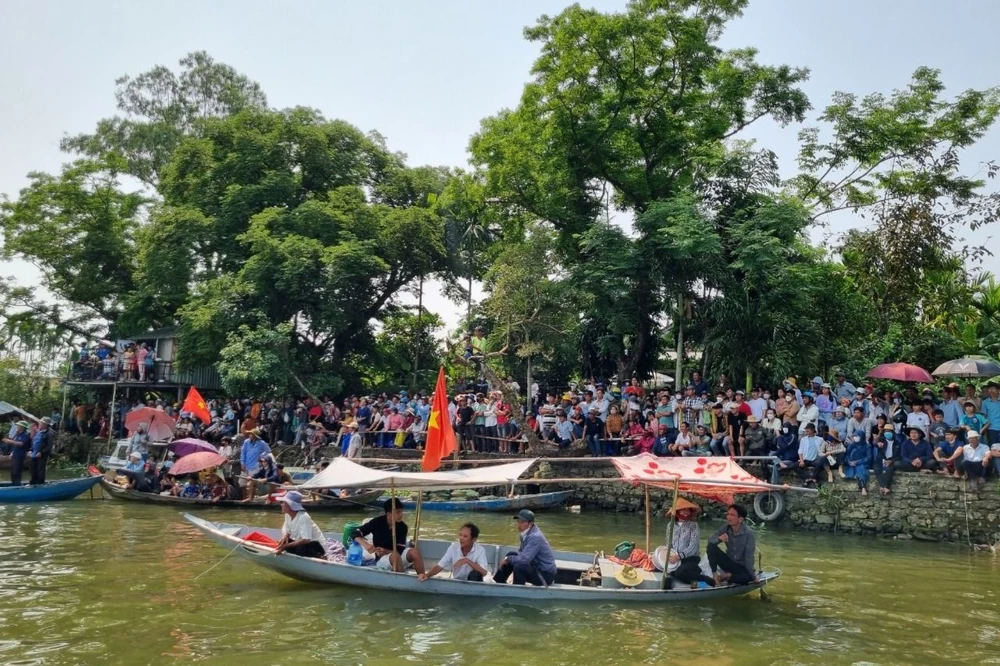 Người dân tập trung kín hai bên bờ sông Tam Kỳ xem giải đua thuyền truyền thống. Ảnh: TN dua-thuyen-tam-ky-mua-hoa-sua-5.jpeg