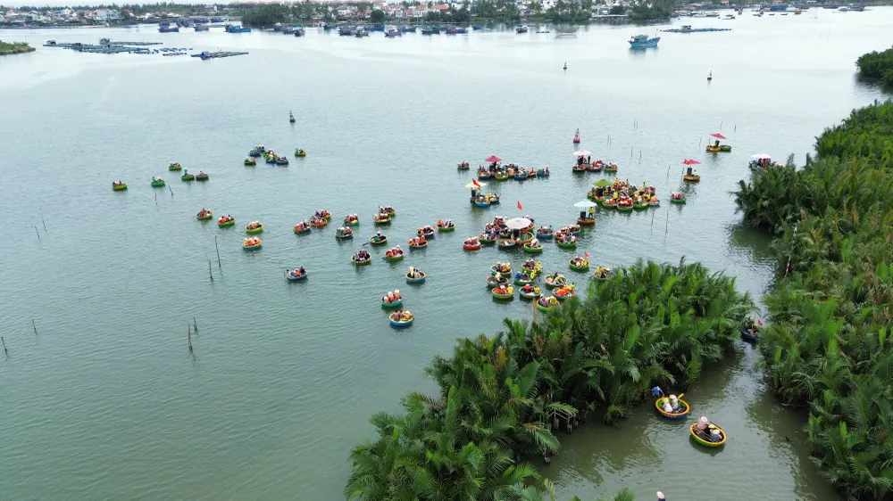 Hơn 100 doanh nghiệp cùng tham gia kích cầu du lịch Quảng Nam. Ảnh: TN Hơn 100 doanh nghiệp cùng tham gia kích cầu du lịch Quảng Nam. Ảnh: TN