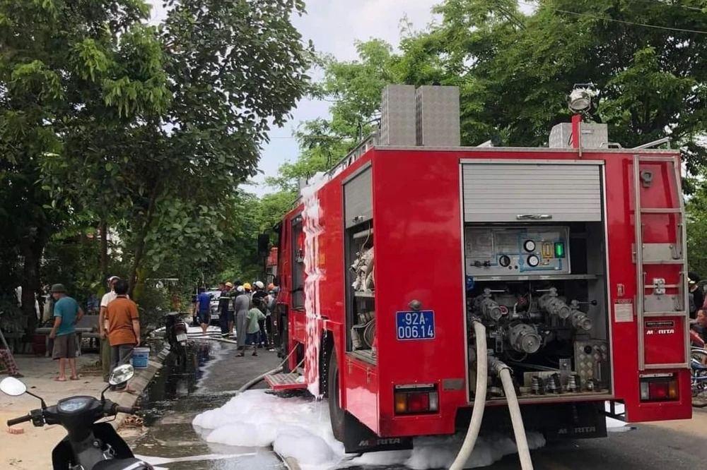 Cảnh sát điều xe chữa cháy đến hiện trường dập lửa. Ảnh: CA dung-dao-tan-cong-vo-dot-nha-3.jpeg