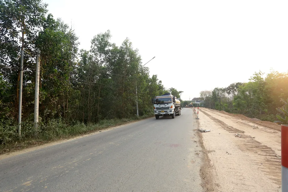 Sau khi hoàn thiện, tuyến quốc lộ 14E sẽ rộng 9m. Ảnh: TN du-an-tap-doan-thuan-an-o-Quang-Nam-6.jpeg